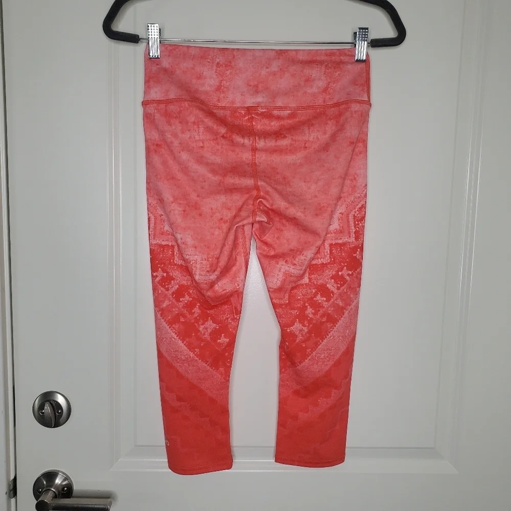Alo Yoga Pink Printed Mid Rise Airbrush Capri Crop Tight Leggings